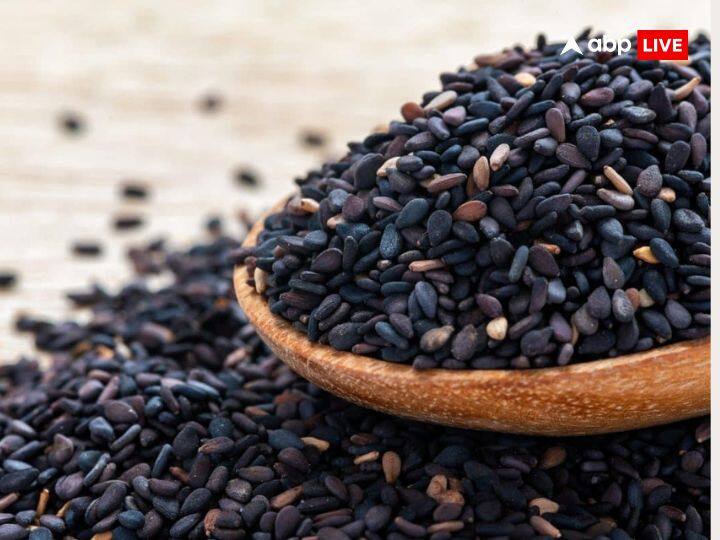 कुंडली में अगर राहु-केतु दोष चल रहा है तो सावन के महीने में काले तिल का दान करें. काला तिल शिवजी और शनि के प्रिय है. सावन में इसका दान करने से राहु-केतु का बुरा प्रभाव कम होता है और साथ ही शनि की साढ़ेसती और ढैय्या से भी मुक्ति मिलती है.