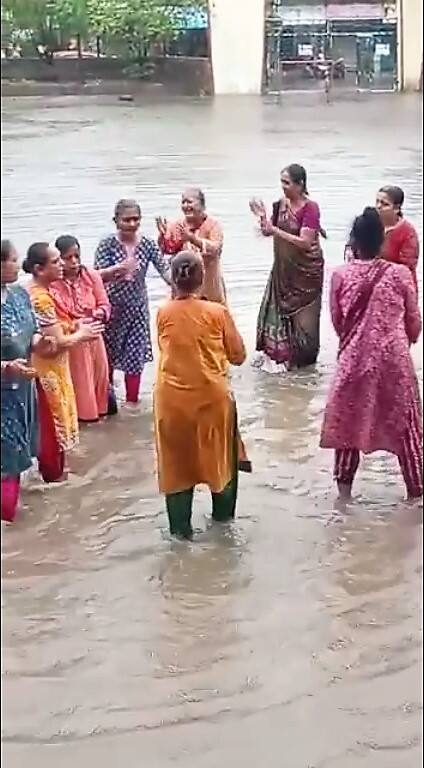 वसईतील महिलांच्या पावसातील गरब्याचा आनंद सोशल मीडियावर चांगलाच व्हायरल झाला आहे