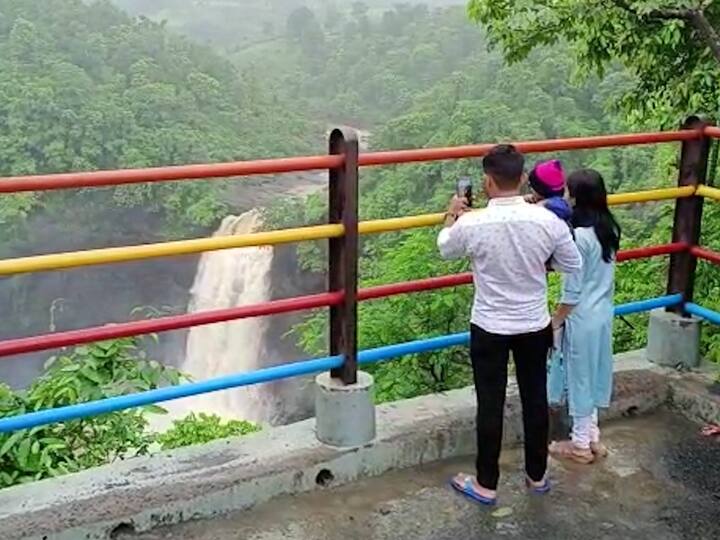 या पर्यटनस्थळांवर जाण्यास बंदी नाही मात्र पर्यटक सुरक्षित स्थळी राहून धबधब्यांचा आनंद घेऊ शकतात