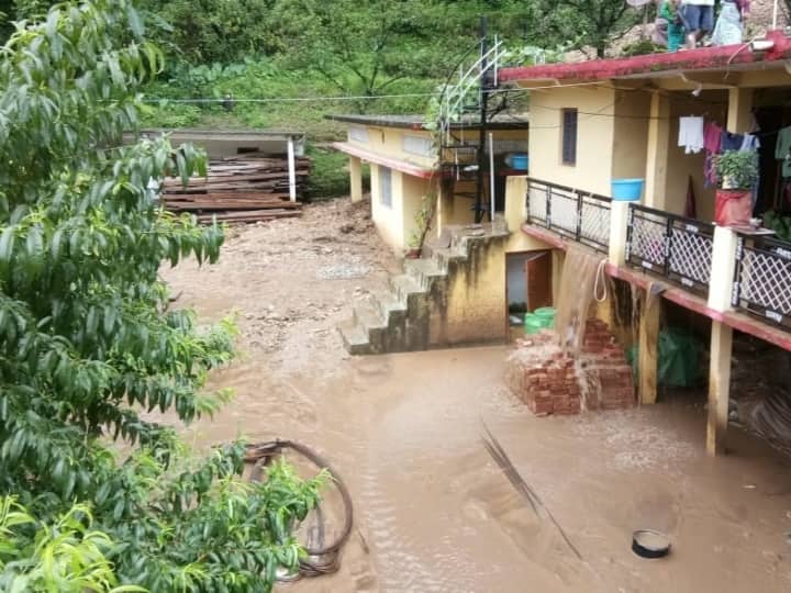 Uttarkashi Cloudburst caused landslides at many places Police SDRF team engaged in relief and rescue Uttarakhand News: उत्तरकाशी के छाड़ा खड्ड में बादल फटने से भूस्खलन, घरों-दुकानों में घुसा मलबा और पानी