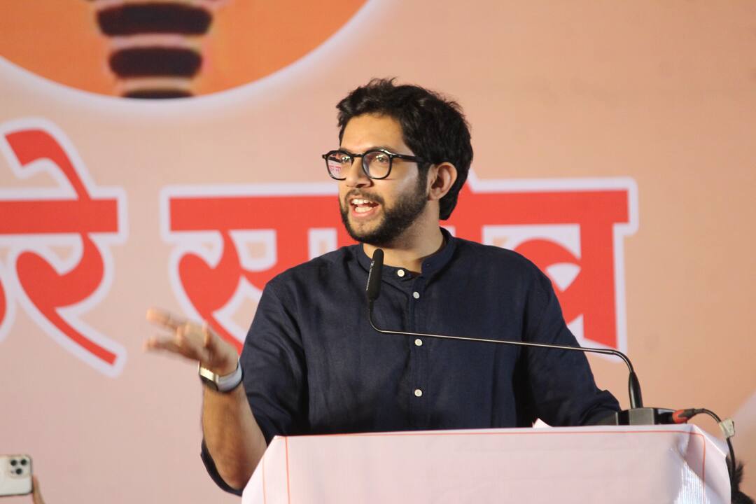 Shiv Sena UBT Faction leader Aditya Thackeray challenge to 40 MLAs of Shiv Sena Shinde Faction in nashik meeting Maharashtra Aditya Thackeray : 'हा 31 वर्षाचा तरुण तुम्हा सगळ्यांना नडणार अन् भिडणार पण... नाशिकमध्ये आदित्य ठाकरेंचा इशारा  