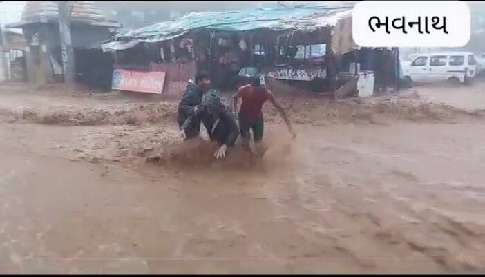 જુનાગઢ શહેર અને જિલ્લામાં અતિશય વરસાદથી સ્થિતિ વિકટ બની છે. જુનાગઢ શહેર અને ગ્રામ્ય વિસ્તારમાં પાણીથી જળબંબાકાર જોવા મળી રહ્યો છે. રસ્તાઓ જાણે નદી બની ગયા હોય તેવી સ્થિતિ છે.