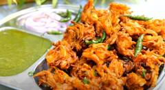 Quick Recipe: पावसाळ्यात बनवा कुरकुरीत कांदा भजी; हॉटेलसारखी खमंगी भजी बनवण्याची 'ही' रेसिपी पाहाच