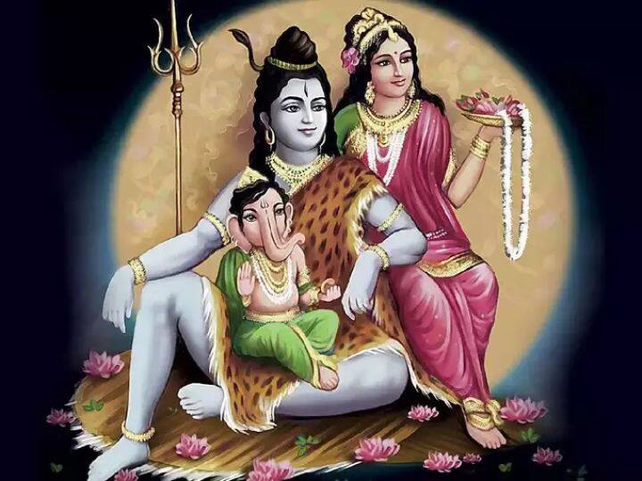 पारद शिवलिंग के स्पर्श मात्र से दैवीय शक्तियों का आशीर्वाद मिलता है, ऐसे में सावन के तीसरे सोमवार पर पारद शिवलिंग पर बेलपत्र अर्पित करें और अगले दिन इसे लाल कपड़े में बांधकर धन स्थान पर रख दें. दिन दुनी रात चौगुनी तरक्की करेंगे.