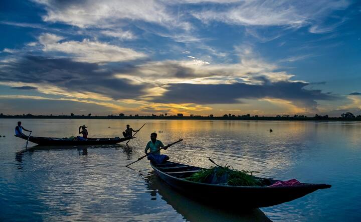 আগামী ২৪ ঘণ্টায় দার্জিলিঙে ও দু-এক জায়গায় বিক্ষিপ্তভাবে ভারী বৃষ্টির সম্ভাবনা। বাকি জেলায় হালকা মাঝারি বৃষ্টি চলবে।