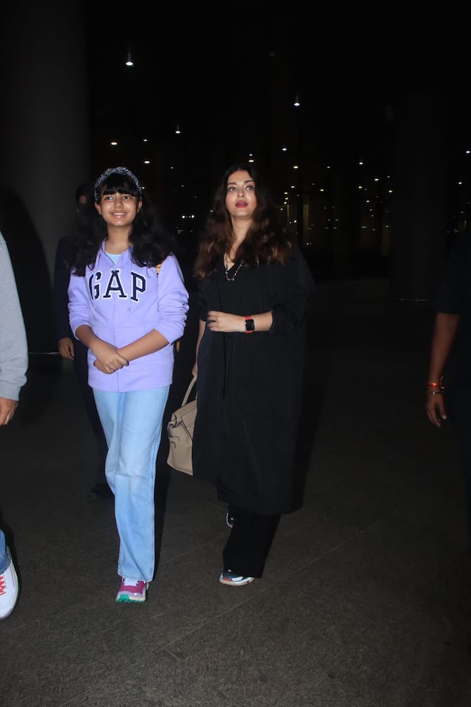 Aishwarya Rai Bachchan spotted at the airport, but her phone wallpaper  grabs attention