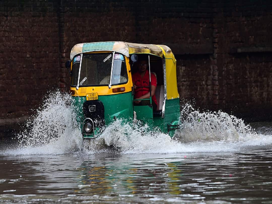 Gujarat Rains: Flood-Like Situation In Amreli, Junagadh. Traffic Jam On Highway As Coast On High Alert Gujarat Hit By Heavy Rain And Waterlogging Car Washed Away In Junagadh Severe Traffic Jam On Mumbai Ahmedabad Highway Gujarat Rains: Flood-Like Situation In Amreli, Junagadh. Traffic Jam On Highway As Coast On High Alert
