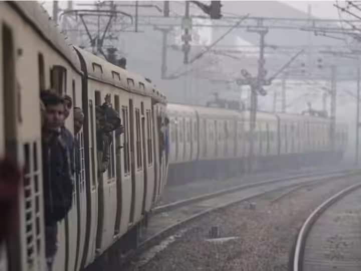 আজ ও কাল হাওড়া-বর্ধমান কর্ড লাইন, হাওড়া-ব্যান্ডেল-নৈহাটি লাইনে ট্রেন চলাচলে প্রভাব পড়েছে। বর্ধমান-হাওড়া ও কাটোয়া আজিমগঞ্জ শাখাতেও ট্রেন বাতিল।