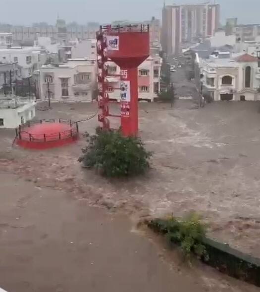 જૂનાગઢ જિલ્લા પોલીસવડાએ લોકોને કામ વગર બહાર ન નિકળવા અપીલ કરી છે.