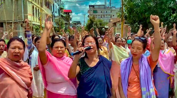 मणिपुर में दो महिलाओं को निर्वस्त्र घुमाने वाला वीडियो वायरल होने के बाद गुरुवार (20 जुलाई) को पूरे देश में आक्रोश फैल गया, जिसके बाद अलग-अलग राज्यों में प्रोटेस्ट किया गया.