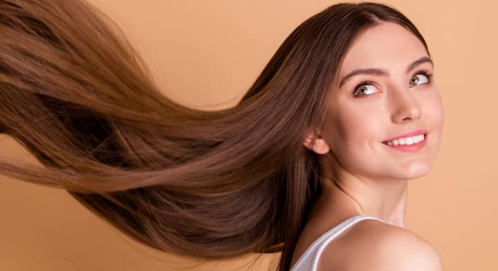 Hair Growth Tips: आपले केस लांब सडसडीत आणि दाट असावेत असं प्रत्येक तरुणीला वाटतं. महागड्या प्रोडक्टऐवजी काही गोष्टींची काळजी घेऊन तुम्ही केस लांब आणि दाट करु शकता. जाणून घेऊया त्याबद्दलच्या टिप्स...