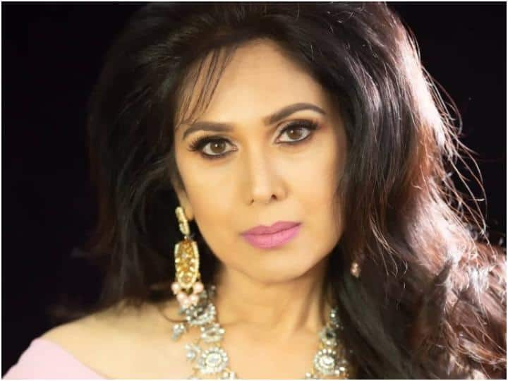 Meenakshi Seshadri Life: मीनाक्षी शेषाद्री 80 और 90 के दशक की बॉलीवुड की खूबसूरत एक्ट्रेस थी. कई सुपरहिट फिल्मों में काम करने वाली मीनाक्षी अचानक वे स्क्रीन से गायब हो गईं. चलिए जानते हैं वे कहां हैं.