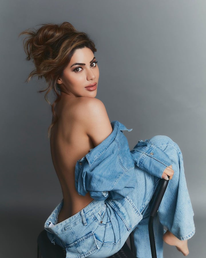 इसके साथ ही उन्होंने लूज पैंट कैरी किया हुआ है. निक्की इस लुक में काफी ग्लैम लग रही हैं.