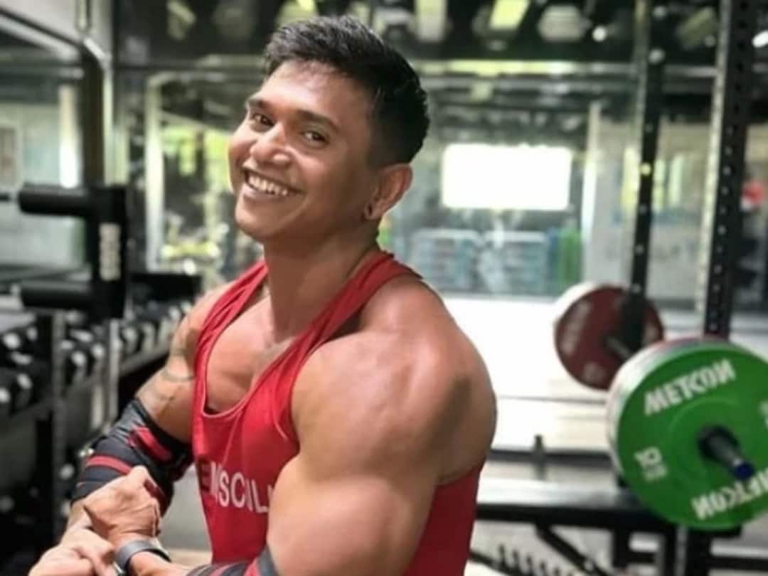 250 కిలోల వెయిట్ లిఫ్టింగ్, అదుపు తప్పి మెడపై పడిన బార్బెల్ - బాడీబిల్డర్ మృతి Indonesia Bodybuilder Dead at 33 After 450-Pound Barbell Falls on His Neck 250 కిలోల వెయిట్ లిఫ్టింగ్, అదుపు తప్పి మెడపై పడిన బార్బెల్ - బాడీబిల్డర్ మృతి