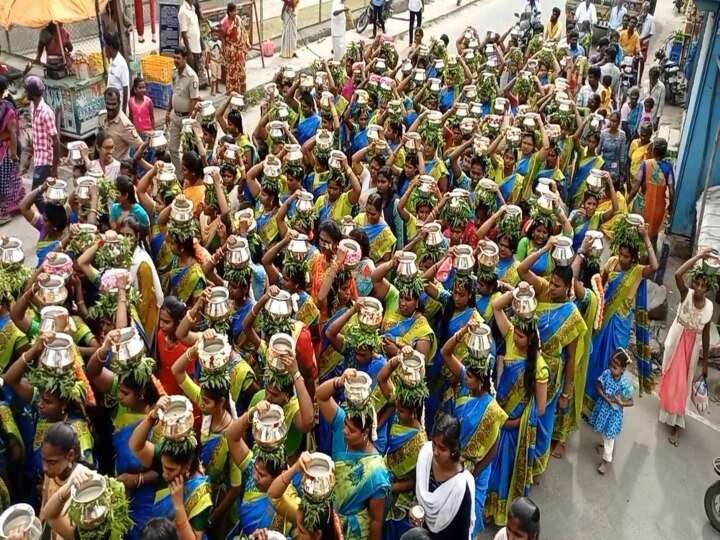 Aadi Pooram: பல்லவர் கால அம்மன் கோவிலில் ஆடிப்பூரம் திருவிழா கோலாகலம்..! கருவறையில் பாலாபிஷேகம் செய்த பக்தர்கள்..!