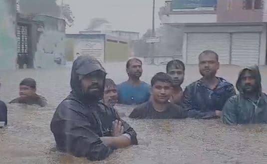 आतापर्यंत तीन व्यक्ती पुरात वाहून गेल्या आहेत. त्यांचे शोध कार्य सुरू आहे.