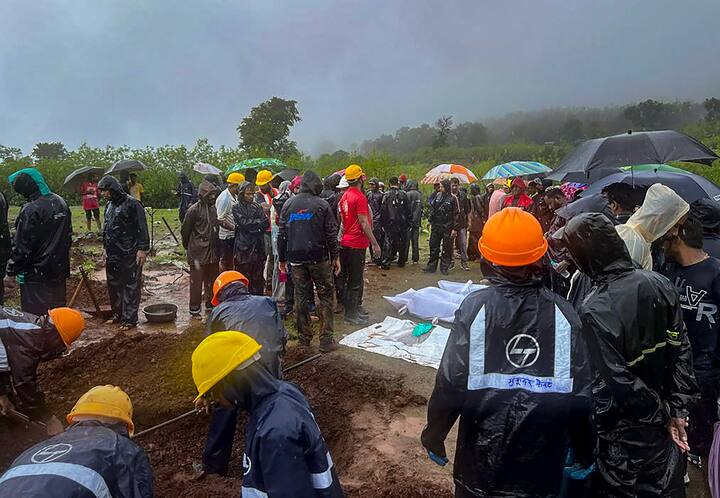 महाराष्ट्र के रायगढ़ जिले का एक गांव बुधवार (19 जुलाई) को भूस्खलन की चपेट में आ गया, जिसके बाद यहां अब तक 22 लोगों की मौत हो चुकी है.