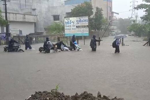 Heavy Rain in Navsari city  Navsari Rain: નવસારીમાં બારે મેઘ ખાંગા, 12 ઈંચ વરસાદથી શહેરમાં જળબંબાકારની સ્થિતિ 