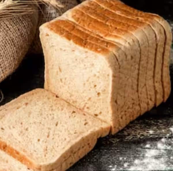 ਰਾਤ ਨੂੰ ਬਰੈੱਡ ਖਾਣ ਨਾਲ ਸ਼ੂਗਰ ਹੋ ਸਕਦੀ ਹੈ। ਭਾਰ ਤੇਜ਼ੀ ਨਾਲ ਵਧ ਸਕਦਾ ਹੈ। ਕਬਜ਼ ਦੀ ਸਮੱਸਿਆ ਹੋ ਸਕਦੀ ਹੈ। ਇਸ ਤੋਂ ਇਲਾਵਾ ਜੇਕਰ ਤੁਹਾਨੂੰ ਲਿਵਰ, ਅੰਤੜੀ ਜਾਂ ਪੇਟ ਨਾਲ ਜੁੜੀ ਸਮੱਸਿਆ ਹੈ ਤਾਂ ਬਰੈੱਡ ਤੁਹਾਡੀ ਸਮੱਸਿਆ ਨੂੰ ਹੋਰ ਵਧਾ ਸਕਦੀ ਹੈ।