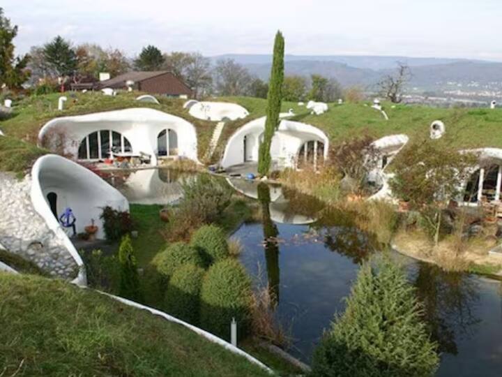 स्विट्ज़रलैंड में भी एक अनोखा स्ट्रक्चर है, जिसे 'हॉबिट होल्स' के नाम से जाना जाता है. यह 'आर्थ हाउस मार्वल स्टाइल' का स्ट्रक्चर है और यहां लोग सालों से रह रहे हैं. यह दुनिया का सबसे असामान्य और अद्भुत घर है.