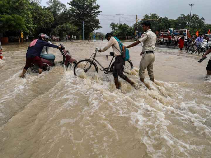 Monsoon Update: हिमाचल प्रदेश में भारी बारिश के बाद मंडी-पंडोह नेशनल हाइवे पर पत्थर गिरने से मार्ग बंद कर दिया गया तो वहीं उत्तराखंड में यमुनोत्री राष्ट्रीय राजमार्ग पर भी भूस्खलन की खबर है.