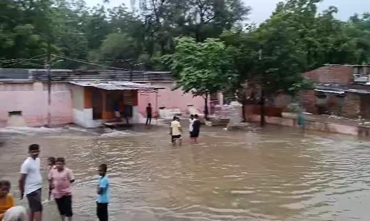 Due to heavy rain in Vadodara, water entered the house Vadodara Rain: ધોધમાર વરસાદ બન્યો આફત,  રસ્તા જ નહિ ઘરોમાં પણ ઘૂસ્યા પાણી, જાણો શું છે સ્થિતિ