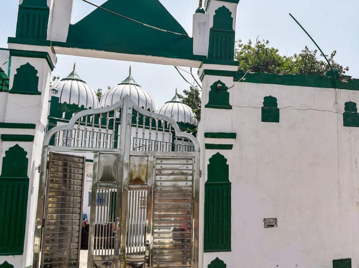 Delhi: दिल्ली में दो बड़ी मस्जिदों को हटाने का आदेश! रेलवे का मंदिर-मस्जिद को नोटिस, कहा- 15 दिन में हटा लें अवैध कब्जा Indian Railway issue notice to two mosques and asks them to vacate encroached property in 15 days Delhi: दिल्ली में दो बड़ी मस्जिदों को हटाने का आदेश! रेलवे का मंदिर-मस्जिद को नोटिस, कहा- 15 दिन में हटा लें अवैध कब्जा