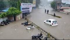 Gujarat Rain: જુનાગઢમાં આભ ફાટ્યું, રસ્તાઓ પર રમકડાની જેમ કાર પાણીમાં તણાઈ