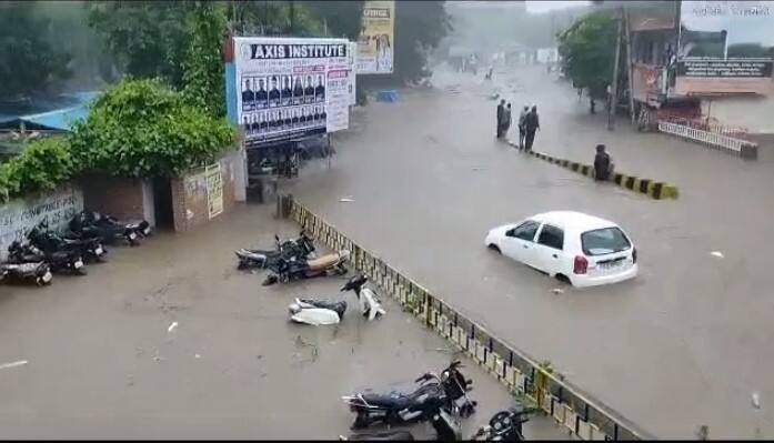 Gujarat Rain: જુનાગઢ જિલ્લામાં ફરી એકવાર આભ ફાટ્યું છે. જ્યાં જુઓ ત્યાં પાણી જ પાણી જોવા મળી રહ્યું છે. જુનાગઢ જિલ્લામાં ફરી એક વખત વિનાશનો વરસાદ જોવા મળી રહ્યો છે. જુનાગઢ જિલ્લાની ભવનાથ તળેટીમાં પૂરની સ્થિતિ સામે આવી છે. જુનાગઢ જિલ્લામાં જ્યાં જુઓ ત્યાં પાણી જ પાણી જોવા મળી રહ્યું છે. તો બીજી તરફ ગિરનાર પર્વત પરથી ધસમસતા પાણી વહી રહ્યા છે.