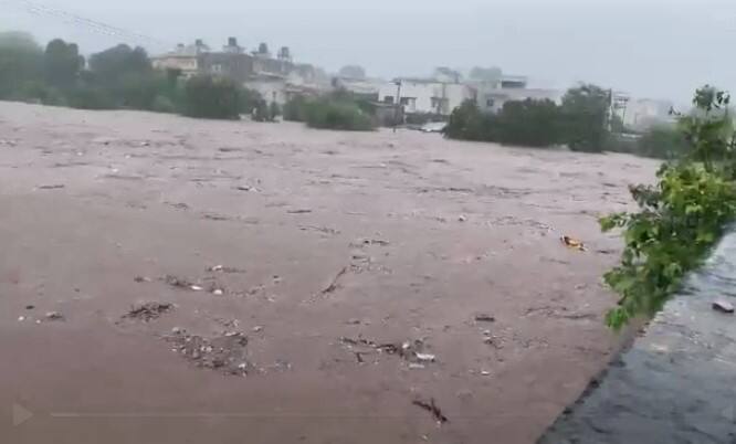 જુનાગઢ ગીરનાર પર્વત પર ભારે વરસાદ પડ્યો છે. 2200 પગથિયા ઉપર માળી પરબ પાસે સીડી ઉપર વરસાદી પાણીની રમઝટ બોલી રહી છે. પગથીયા ઉપર વહી રહેલું પાણી જાણે સીડી ઉપર નદી વહી રહી હોય તેવા દ્રશ્યો સામે આવ્યા છે.