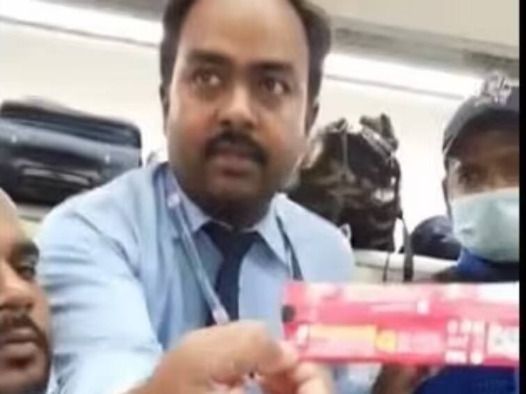 'What is halal tea?' Exchange between railways staff, angry passenger viral Watch Video: ஹலால் சான்றளிக்கப்பட்ட தேநீர்.. ’இதைக் குடித்துவிட்டு எப்படி பூஜை செய்வது?’- ஆவேசமான ரயில் பயணி... கூலாக விளக்கிய அதிகாரி