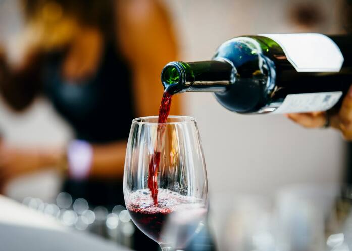 दीव-दमण या छोट्या केंद्रशासित प्रदेशांमध्ये अल्कोहोलवरील कर कमी आहेत, परिणामी तिथे स्वस्त दारु मिळते