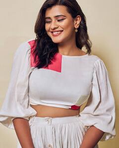 వైట్ అండ్ రెడ్ డ్రెస్ లో హెబ్బా పటేల్ క్యూట్ స్మైల్ - చూస్తే ఫిదా అవుతారు!