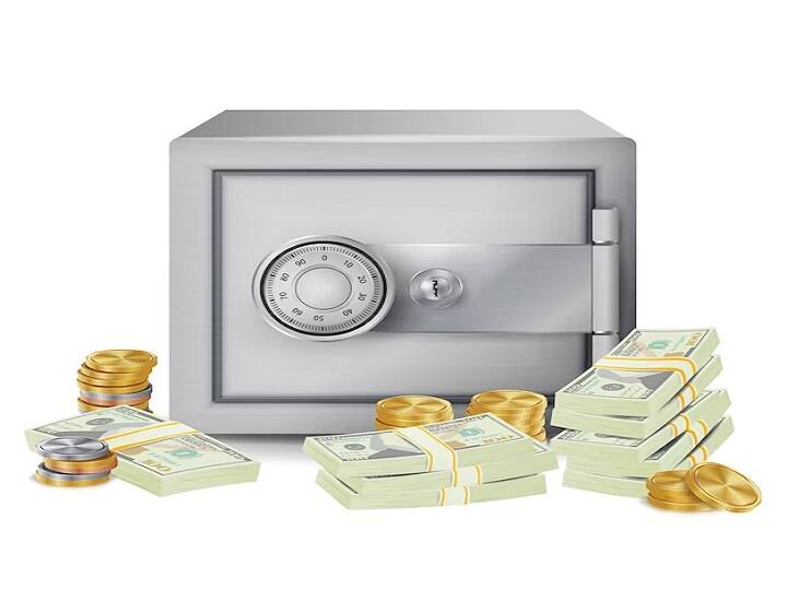 एक चाबी ग्राहक को मिलती है, वहीं दूसरी बैंक के पास रहती है. जब भी आपको लॉकर ऑपरेट करना होता है तो बैंक का एक कर्मचारी पहले लॉकर में आकर चाबी लगाता है. इसके बाद दूसरी चाबी लगाने पर ही यह खुल सकता है.