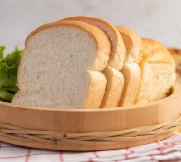 ਬਰੈੱਡ ਦੀ ਵਰਤੋਂ ਲੋਕ ਆਪਣੀ ਸਹੂਲਤ ਅਤੇ ਇੱਛਾ ਅਨੁਸਾਰ ਖਾਣ ਲਈ ਕਰਦੇ ਹਨ। ਹਾਲਾਂਕਿ ਕੁਝ ਲੋਕ ਅਜਿਹੇ ਵੀ ਹਨ ਜੋ ਰਾਤ ਨੂੰ ਵੀ ਬਰੈੱਡ ਖਾਣਾ ਪਸੰਦ ਕਰਦੇ ਹਨ। ਜੇਕਰ ਤੁਸੀਂ ਵੀ ਇਹੀ ਗਲਤੀ ਕਰਦੇ ਹੋ ਤਾਂ ਹੁਣੇ ਸਾਵਧਾਨ ਹੋ ਜਾਓ।