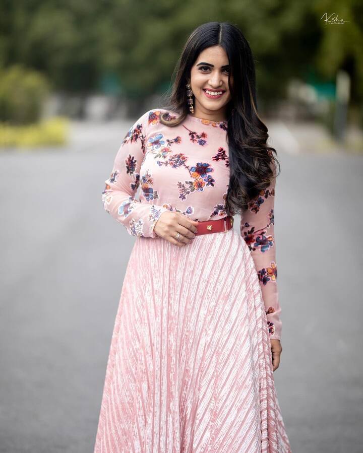 ఈమె హీరోయిన్లను మించిన అందంతో మెరిసిపోతోంది.