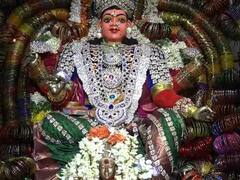 ஆடி முதல் வெள்ளி: கரூரில் ஒரு லட்சம் வளையல் அலங்காரத்தில் பக்தர்களுக்கு காட்சியளித்த வேம்பு மாரியம்மன்