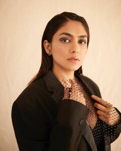 Mrunal Thakur: ஜொலிக்கும் ப்ளாக் ப்லேஸரில் கலக்கும் சீதா மகாலக்‌ஷ்மி..வைரலாகும் மிருணாள் தாக்கூரின் நியூ லுக்!