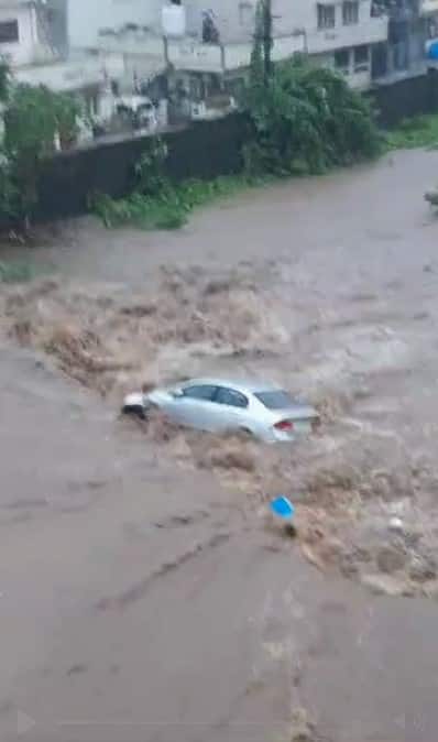 જુનાગઢમાં ગાડીઓ ફૂટબોલની જેમ ફંગાળોઈ હતી. હજુ પણ આગામી 24 કલાક ભારે રહેવાની હવામાન નિષ્ણાતોએ આગાહી કરી છે.