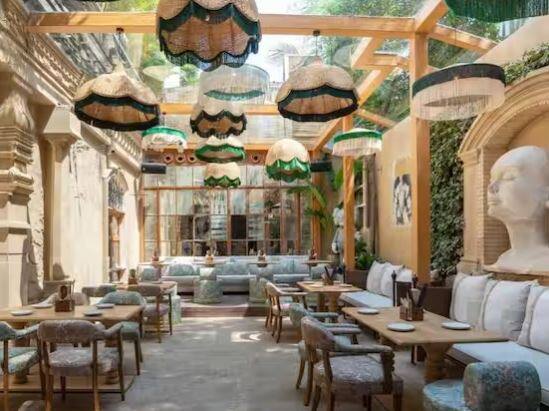 ਜਦਕਿ ਵਿਰਾਟ ਕੋਹਲੀ ਨੇ ਪਿਛਲੇ 15 ਸਾਲਾਂ 'ਚ ਆਪਣੀ ਖੇਡ ਨਾਲ ਕਈ ਨਵੇਂ ਰਿਕਾਰਡ ਬਣਾਏ ਹਨ। ਉੱਥੇ ਰਹਿੰਦਿਆਂ ਉਨ੍ਹਾਂ ਨੇ ਖੇਡਾਂ ਤੋਂ ਇਲਾਵਾ ਰੈਸਟੋਰੈਂਟ ਦੇ ਕਾਰੋਬਾਰ ਵਿੱਚ ਵੀ ਹੱਥ ਅਜ਼ਮਾਇਆ। ਜਿਸ ਵਿੱਚ ਉਨ੍ਹਾਂ ਦੀ ਰੈਸਟੋਰੈਂਟ ਚੇਨ ਦਾ ਨਾਮ One8 Commune ਹੈ। ਸਾਲ 2022 ਵਿੱਚ ਕੋਹਲੀ ਨੇ ਮਸ਼ਹੂਰ ਮਰਹੂਮ ਗਾਇਕ ਕਿਸ਼ੋਰ ਕੁਮਾਰ ਦੇ ਜੁਹੂ ਬੰਗਲੇ ਵਿੱਚ ਮੁੰਬਈ ਵਿੱਚ ਆਪਣਾ ਪਹਿਲਾ ਰੈਸਟੋਰੈਂਟ ਸ਼ੁਰੂ ਕੀਤਾ।