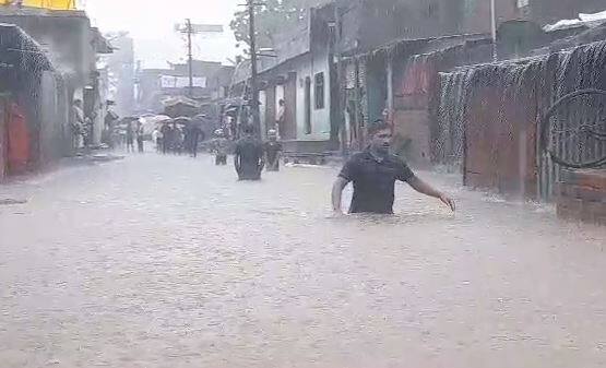 बुलढाणा जिल्ह्यात सध्या मुसळधार पाऊस सुरु आहे. या पावसामुळं जनजीवन विस्कळीत झालं आहे.