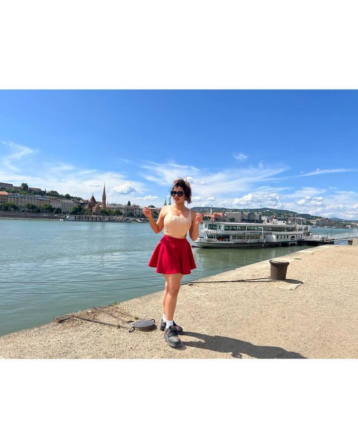 పొట్టి డ్రెస్సులో సెగలు పుట్టించేలా ఉంది కేతికా శర్మ.