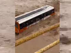 बिजनौर में उफनती नदी के बीच फंसी रोडवेज बस, यात्रियों में मची चीख-पुकार, जेसीबी से रेस्क्यू