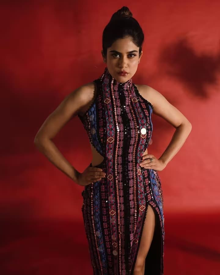 Aaditi Pohankar Pics: 'આશ્રમ'માં પમ્મી પહેલવાનની ભૂમિકા ભજવનાર અભિનેત્રી અદિતિ પોહનકરને આજે ઘરે ઘરે લોકો ઓળખે છે. અભિનેત્રી સોશ્યલ મીડિયામાં ખુબ એક્ટિવ રહે છે. હાલમાં તેને ખુદ પોતાના ઇન્સ્ટાગ્રામ પર પોતાની લેટેસ્ટ તસવીરો શેર કરી છે, જેમાં તે કર્વી એન્ડ બૉલ્ડ ફિગર ફ્લૉન્ટ કરતી દેખાઇ રહી છે.