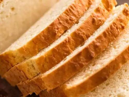 બ્રેડ ખાવાના યોગ્ય સમયની સાથે સાથે તમારે એ પણ જાણવું જોઈએ કે કઈ પ્રકારની બ્રેડનું સેવન કરવું સ્વાસ્થ્ય માટે હાનિકારક સાબિત નહીં થાય.