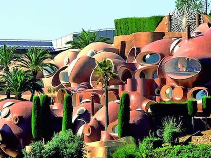 फ्रांस में कान्स के पास भी एक अजीबोगरीब स्ट्रक्चर मौजूद है, जिसे 'बबल पैलेस' कहा जाता है. इसे हंगेरियन आर्किटेक्ट एंटी लोवाग ने 1975 से 1989 के बीच बनाया था.