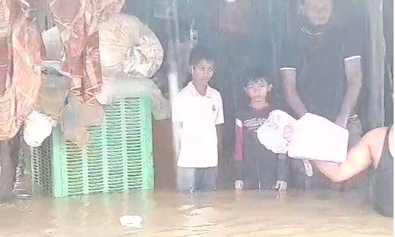 बुलढाणा जिल्ह्यात पावसानं थैमान घातलं आहे. सगळीकडे पाणीच पाणी दिसत आहे.