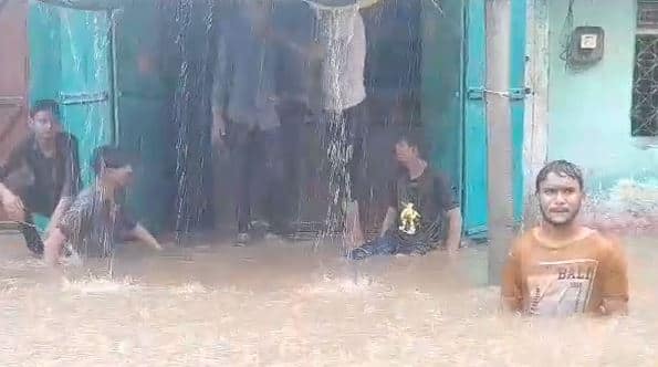 पुरामुळं शेतीच मोठ नुकसान झालं आहे. त्यामुळं शेतकरी चिंतेत आहेत.