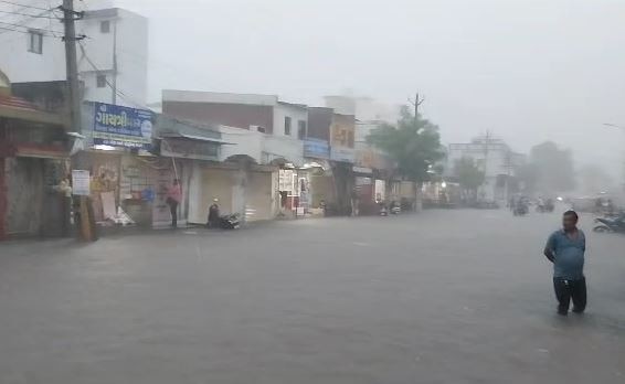 Ahmedabad Rain: અમદાવાદ શહેરમાં ધોધમાર વરસાદ શરુ, ચાર અંડરપાસ કરાયા બંધ