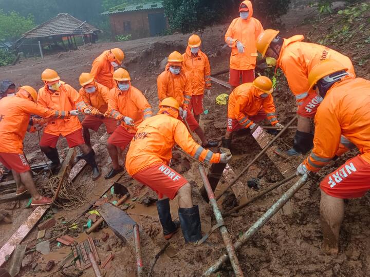 सतत पडणाऱ्या मुसळधार पावसामुळे या ठिकाणच्या बचावकार्यात अडथळे येत आहेत